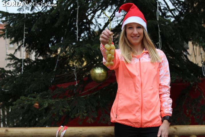 Estela Navascués, delante del árbol de Navidad situado en la plaza Mayor de Soria.