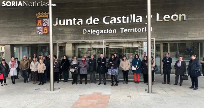 Concentración de repulsa en el edificio de la Delegación de la Junta. /SN