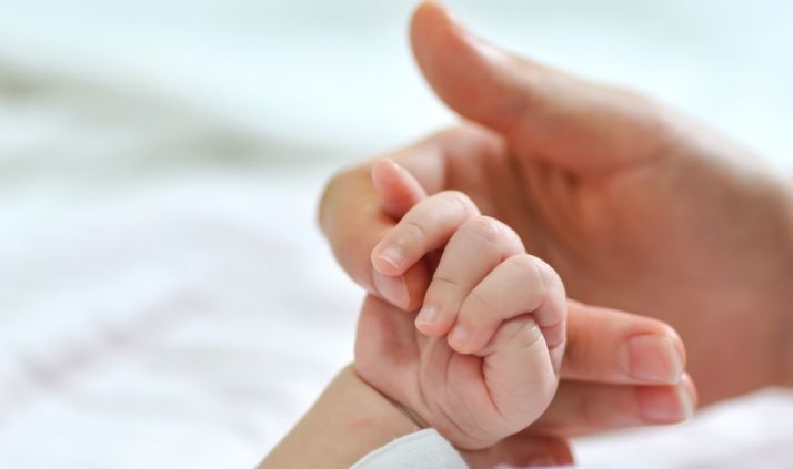 Hacienda amplía la devolución del IRPF de las prestaciones por maternidad y paternidad a los empleados públicos