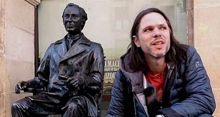 Olsen, junto a la estatua de Machado al lado del IES que lleva el nombre del poeta. 