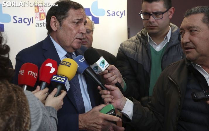 El consejero, con la grapadora, ante los medios informativos. /SN