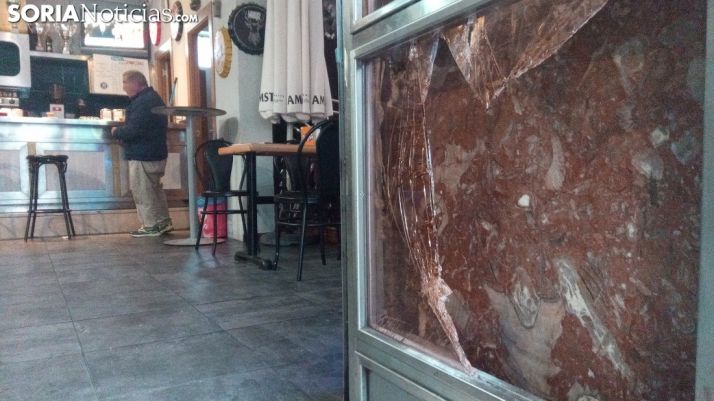 Imagen del cristal fracturado en el robo. /SN