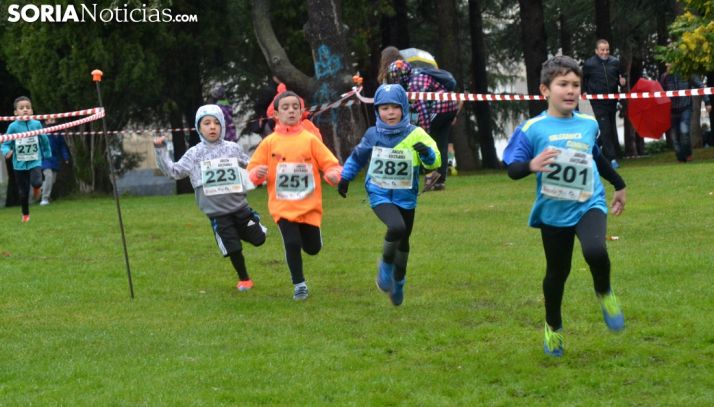 Jóvenes atletas en la prueba de este domingo en la Dehesa. /SN