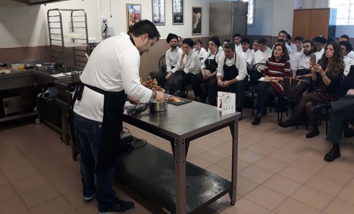 Juan Carlos Benito con alumnos de Cantabria. /TS