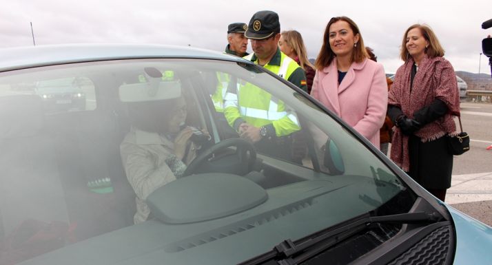 La delegada del Gobierno este viernes en un control de carretera de la GC de Tráfico este viernes. /Subdelegación