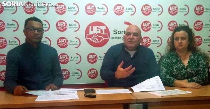 Pérez (ctro.), acompañado por Beatriz Cabeza y por Germán Peralta, presidenta y secretario del comité de Aleia. /SN