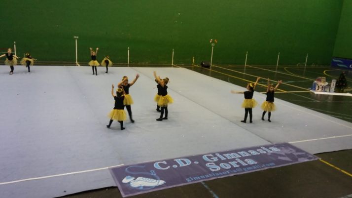 Exhibición de gimnasia para animar la tarde en Covaleda