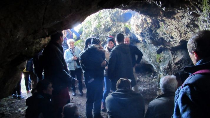 Los Amigos de Golmayo cumplen con la tradición y colocan su Belén