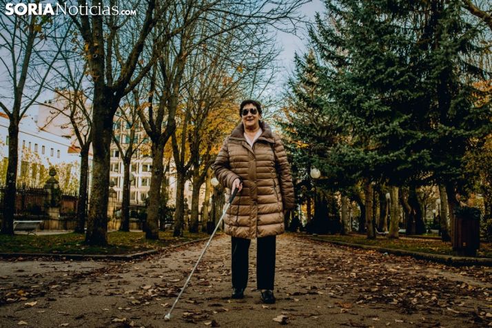 Para pasear con el bastón se necesitan referencias y ausencia de obstáculos. Carmen de Vicente 