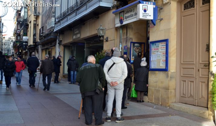 Una fila en Soria ante una administración de lotería. /SN