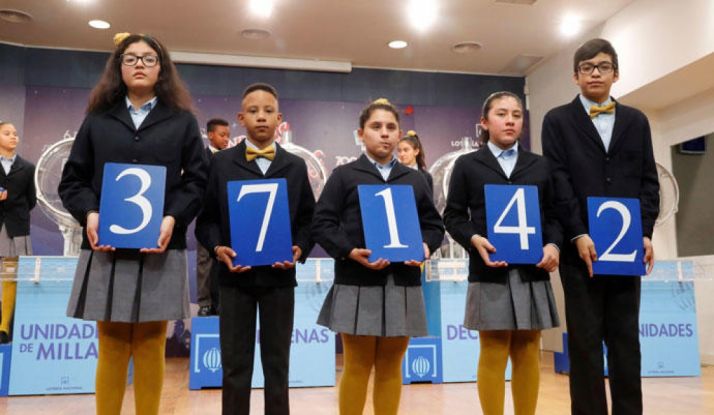 El primer premio del sorteo extraordinario de la lotería del Niño, celebrado hoy y dotado con dos millones de euros por serie (200.000 euros al décimo), ha recaído en el número 37.142. Página de la Lotería de Navidad