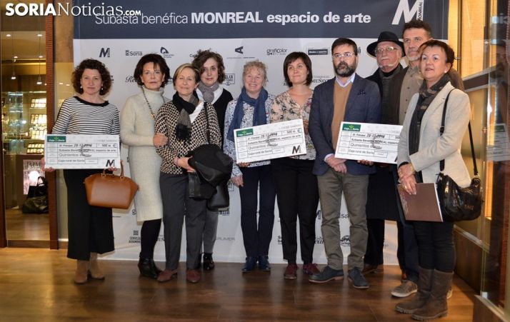 Imagen de familia de la entrega de los cheques en la joyería del Collado. /SN