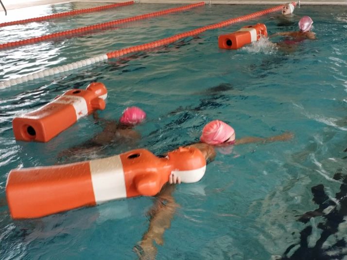  Fotografía de la actividad de salvamento y socorrismo en el Programa de Piscinas de “Salvamento y Socorrismo”. 
