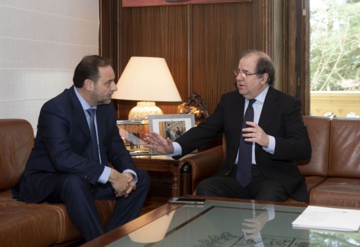 Herrera se acuerda de la A-11, la A-15 y el tren soriano en su reunión con Fomento
