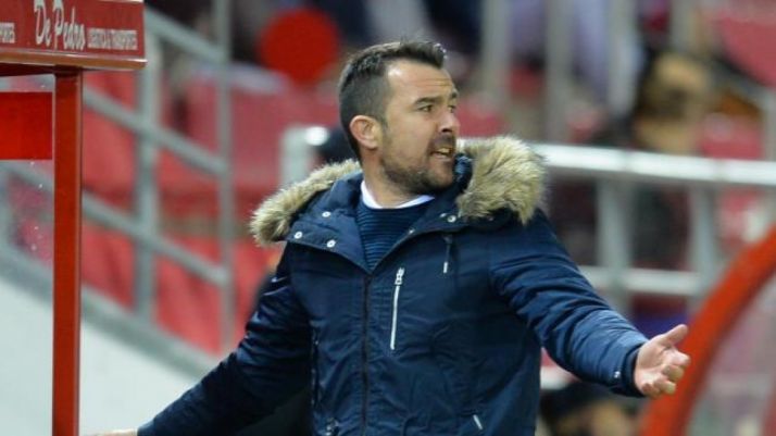 Aritz López Garai dirige a los suyos durante un Numancia-Oviedo. LaLiga