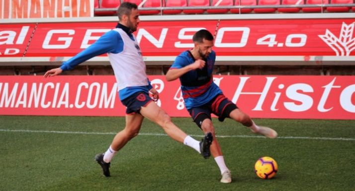 Higinio y Grego disputan un balón durante una sesión de entrenamiento en Los Pajaritos. CD Numancia