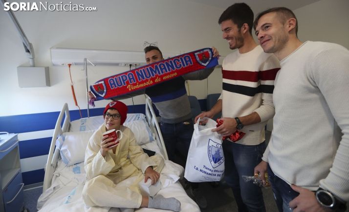 Los Reyes Magos del Numancia regalan obsequios rojillos y sonrisas en el Santa Bárbara