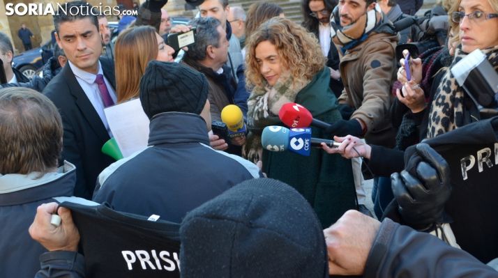 Una imagen de la concentración y el encuentro con la ministra. /SN