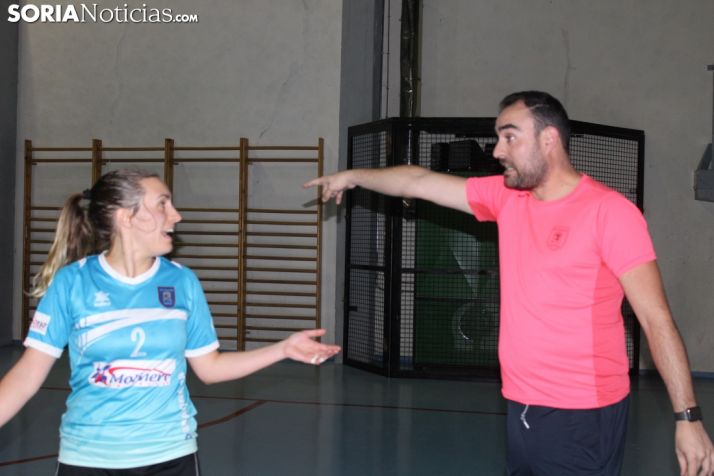 Juan Carlos Vera da instrucciones desde el banquillo. SN