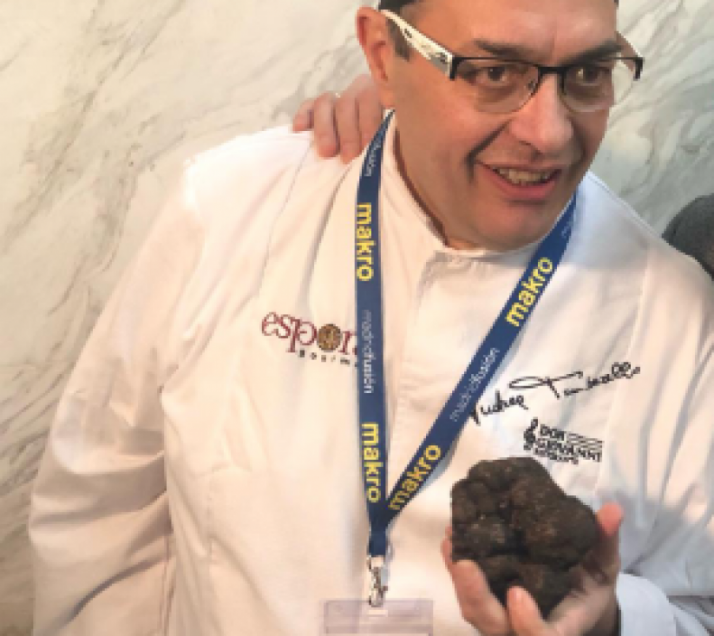 El chef Tumbarello con la trufa de 450 gramos.