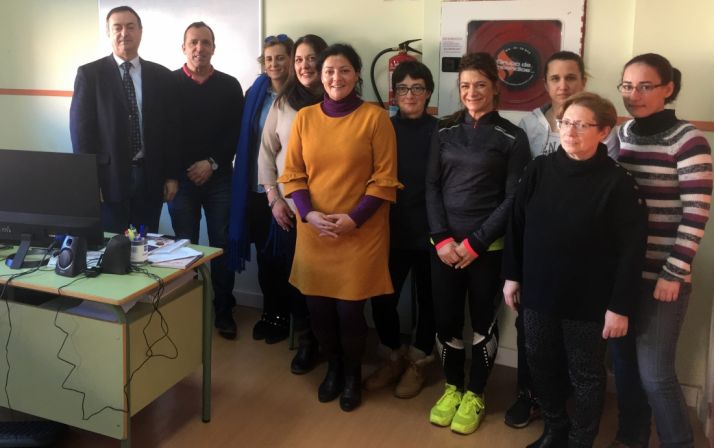 El alcalde (izda.) con responsables y alumnos del taller de empleo. 