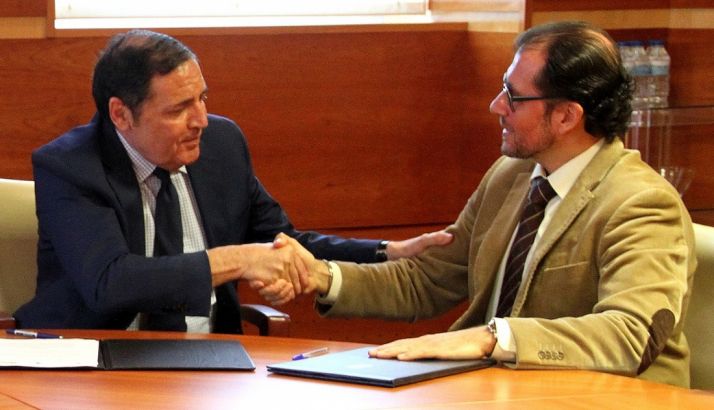 El consejero y el delegado de la ONCE en CyL en la rúbrica del convenio. 