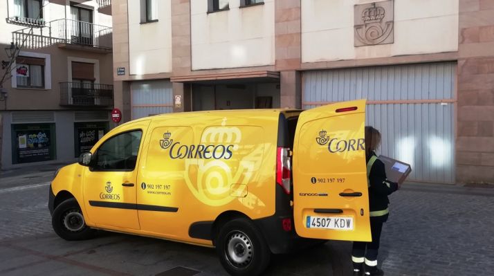 Una furgoneta de Correos y una empleada en Soria. 