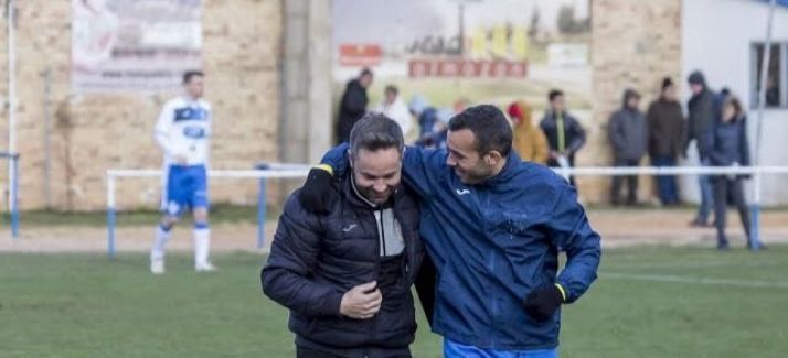 Juan Carlos Aguilar y Nacho Lobera se abrazan tras un postpartido entre la Arandina y la SD Almazán. Julio Calvo