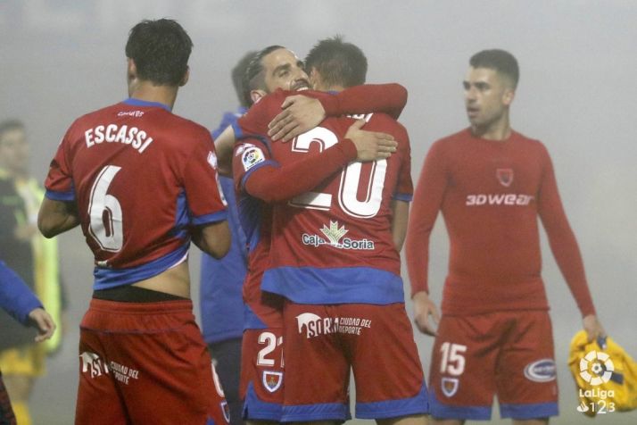 El Numancia festeja el punto logrado en Santo Domingo. LaLiga