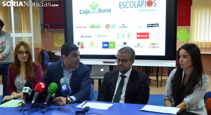 Cristina Usón (izda.), Óscar Abellón, Javier Gracia y Dana Tura ante los medios informativos. /SN