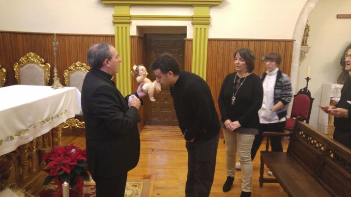 Mons. Abilio Martínez Varea felicitando la Pascual. 