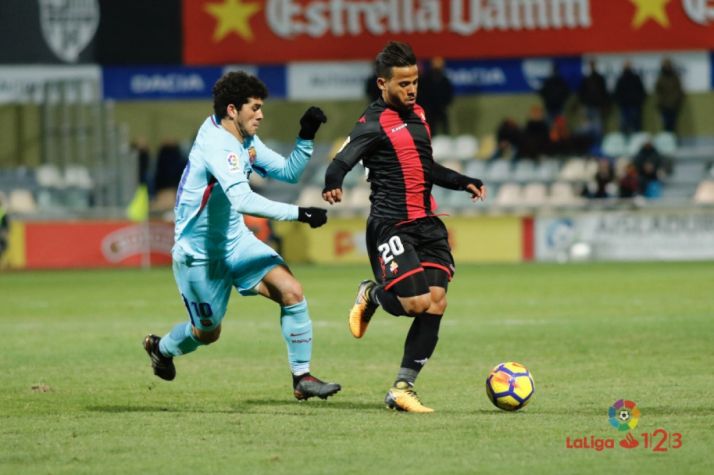 Gus Ledes y Carles Aleñá disputan un balón en el Municipal de Reus. LaLiga