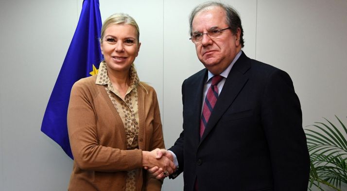 El presidente con la comisaria este martes. /Jta.