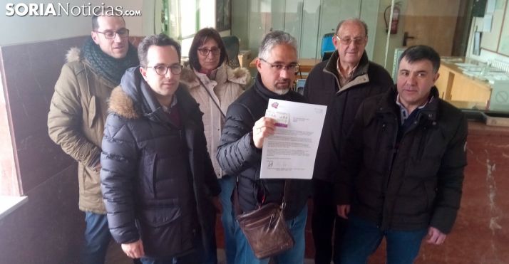 Miembros de la plataforma con la carta y el billete para el ministro. /SN