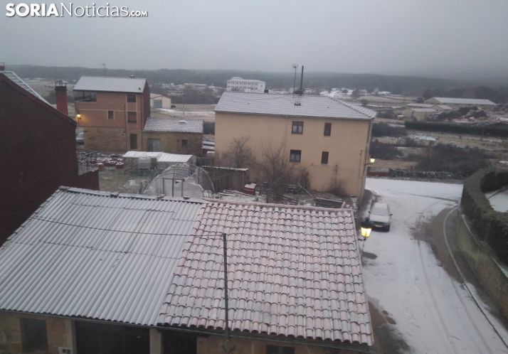 La nieve tiñe de blanco Duruelo de la Sierra en este 19 de enero.
