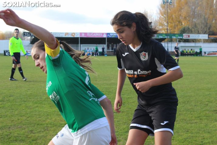 María Uriel pugnando por un balón en San Juan de Garray. SN