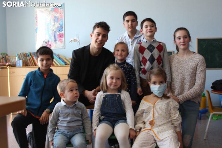 El Mago Fabio encandila a los pacientes y al equipo sanitario del Santa Bárbara