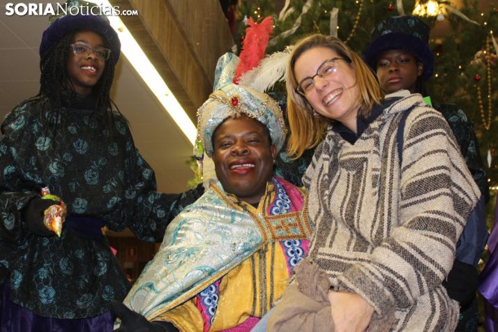 Melchor, Gaspar y Baltasar, con los sorianos y sorianas en el el patio de columnas del Ayuntamiento.