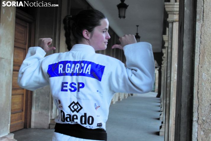 Rocío, en las puertas del Consistorio de Soria, enseña la parte dorsal de su kimono nacional. SN