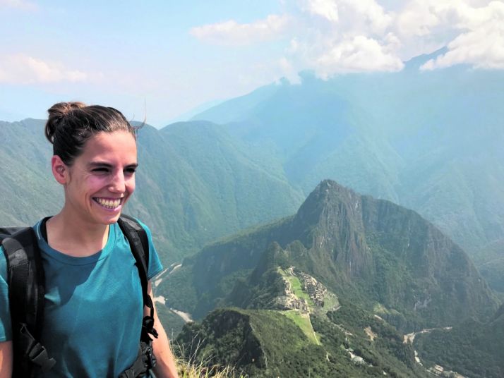 Marta Pérez, en lo alto de una zona montañosa. 