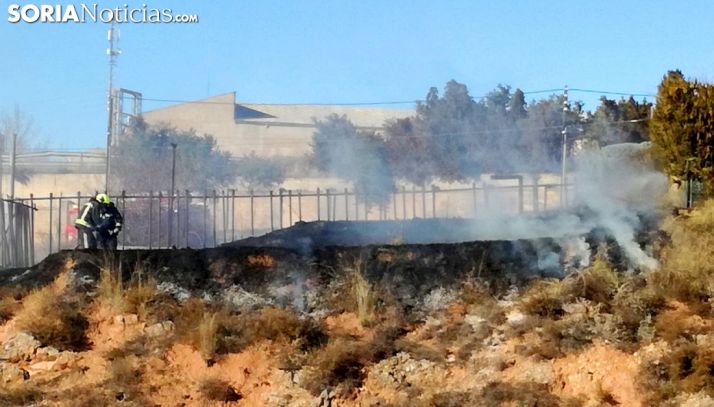 Los bomberos en las tareas de extinción. /SN