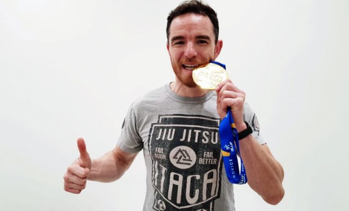 Sergio Corral muerde la presea dorada en un hotel de Lisboa. 