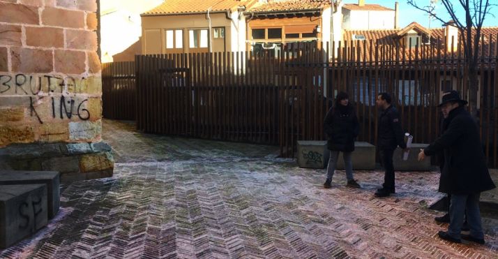 Visita de Ayuntamiento y Junta al entorno de la iglesia. /Ayto.