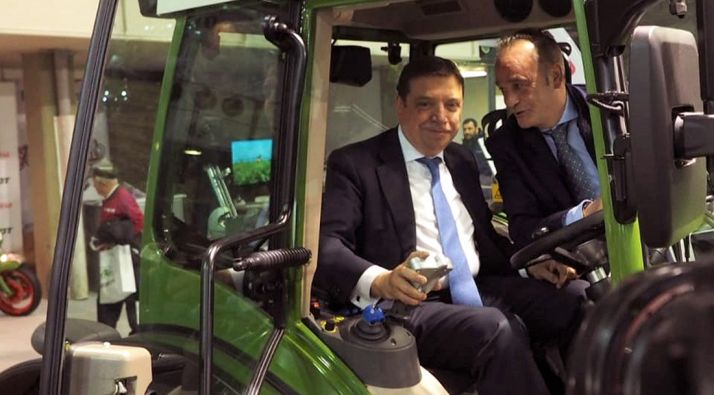 El ministro de Agricultura a los mandos de un tractor en la feria de Valladolid. /MAPA