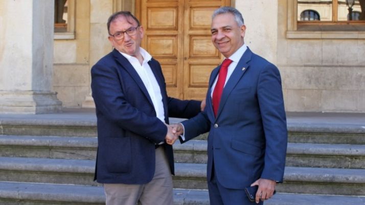 Paco Rubio y Moisés Israel se estrechan la mano delante del Consistorio de Soria. CD Numancia