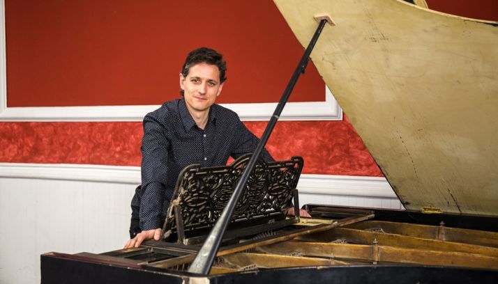 Moreno, junto al piano que protagoniza la obra. /NFM