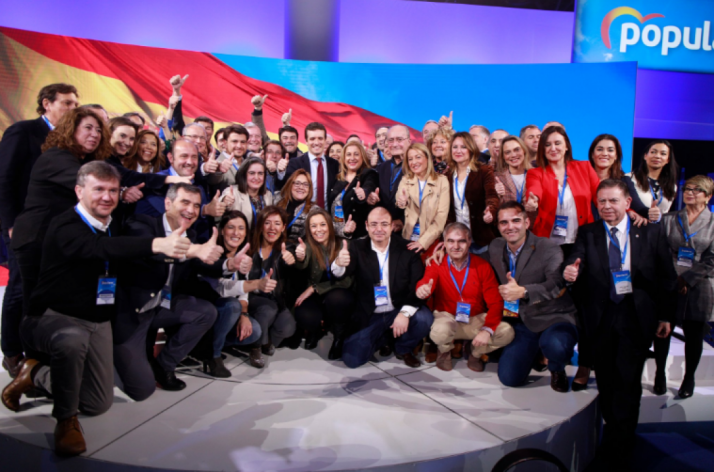 Yolanda de Gregorio junto con Pablo Casado y el resto de candidatos a las capitales de provincia en la Convención Nacional.