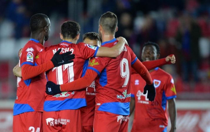 Higinio, Diamanka y Nacho se abrazan en Los Pajaritos., LaLiga