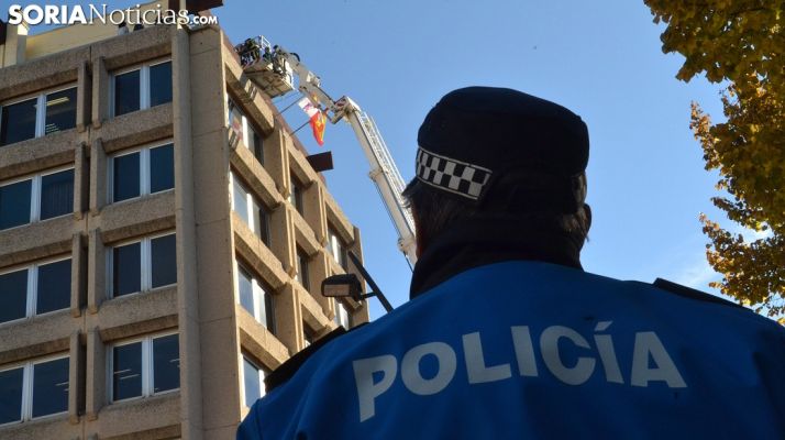 Un policía local durante un simulacro de bomberos en la ciudad. /SN