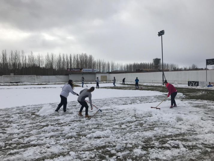 Labores extradeportivas en San Juan de Garray, que vio cómo el San José quitaba la nieve del césped desde primera hora de esta mañana. CD San José